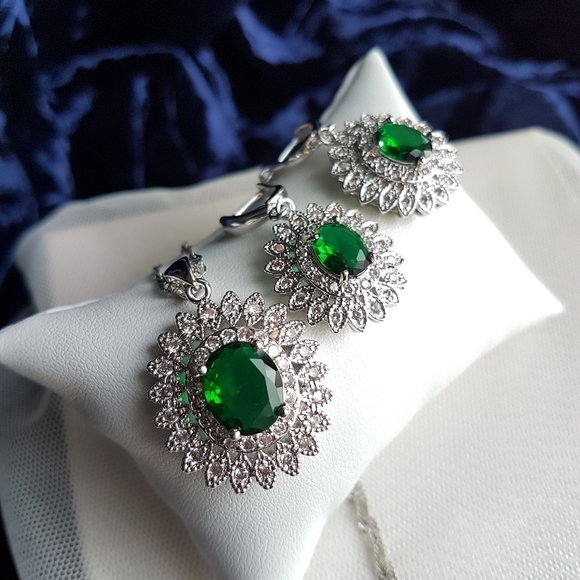 Swarovski Elements 925 Sterling Silver Emerald Green Flower Halo Necklace NEW - Picture 1 of 16
